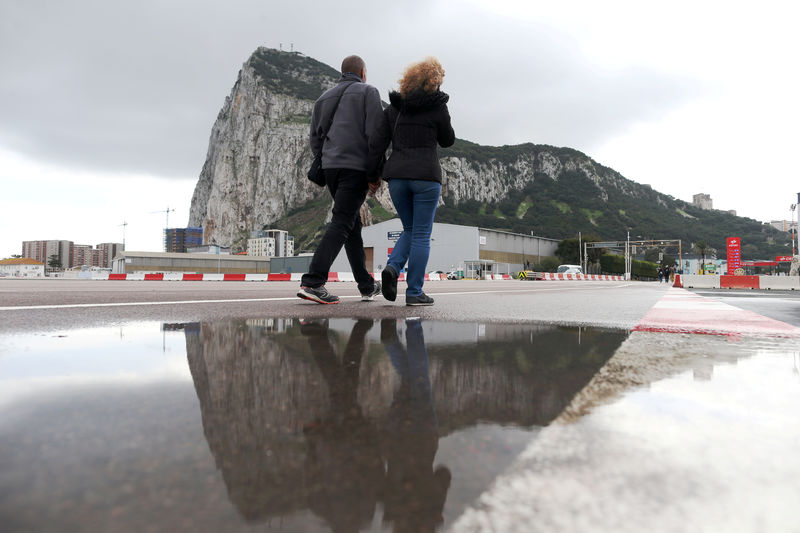 © Reuters. España se declara vencedora en la pugna con Reino Unido sobre Gibraltar
