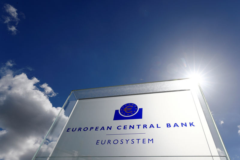 © Reuters. Логотип ЕЦБ возле штаб-квартиры банка во Франкфурте-на-Майне