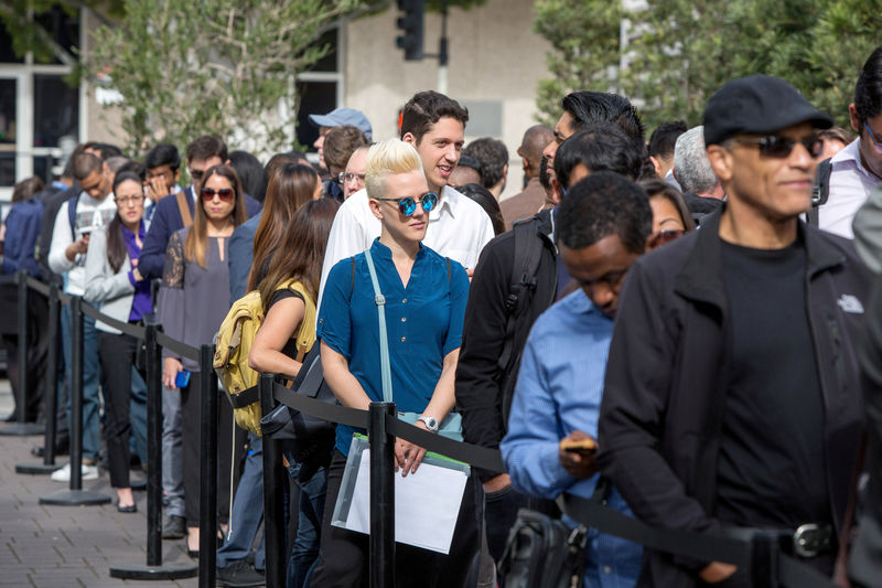 © Reuters. FILE PHOTO: Job seekers line up at TechFair in Los Angeles