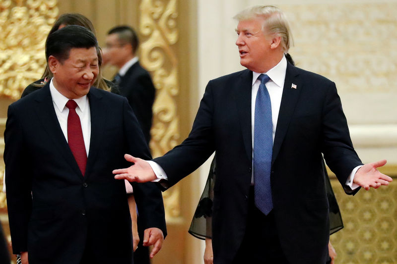 © Reuters. O presidente dos Estados Unidos, Donald Trump, e o presidente chinês, Xi Jinping, em Pequim, na China
