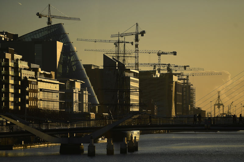 © Reuters. FILE PHOTO: Construction cranes are seen at sunrise in the financial district of Dublin