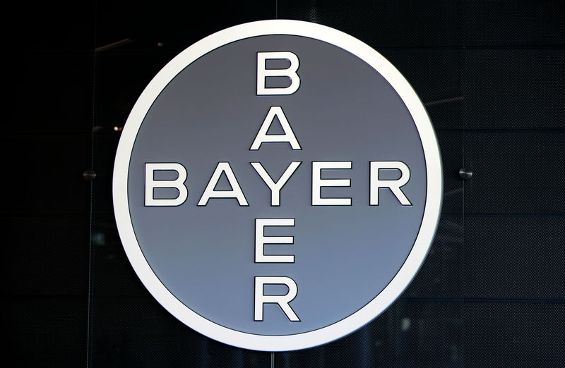 © Reuters. FILE PHOTO:  Logo of Bayer AG is pictured ahead of the the annual results news conference of the German drugmaker in Leverkusen