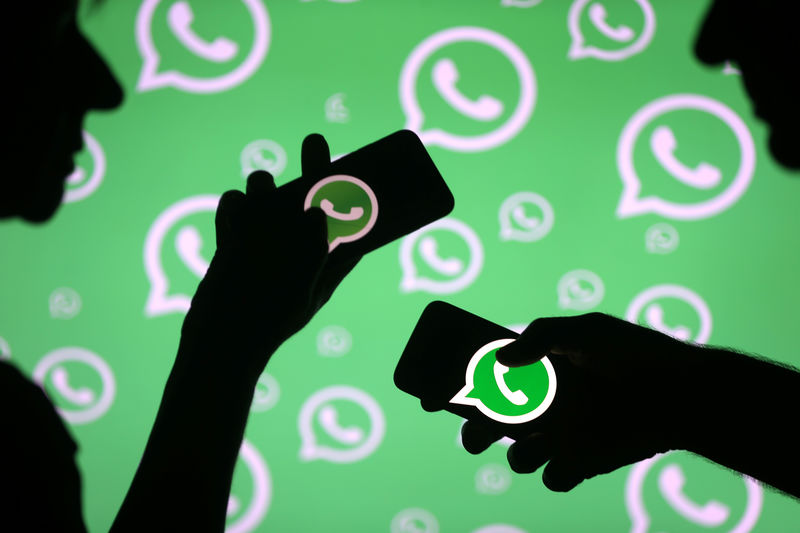© Reuters. Smartphones com logo do Whatsapp