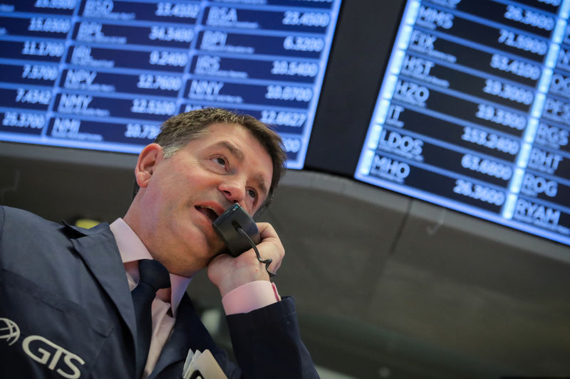 © Reuters. Traders work on the floor at the NYSE in New York