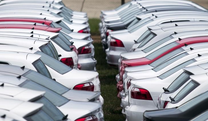 © Reuters. Carros novos estacionados em fábrica da Volkswagen em Taubaté (SP)