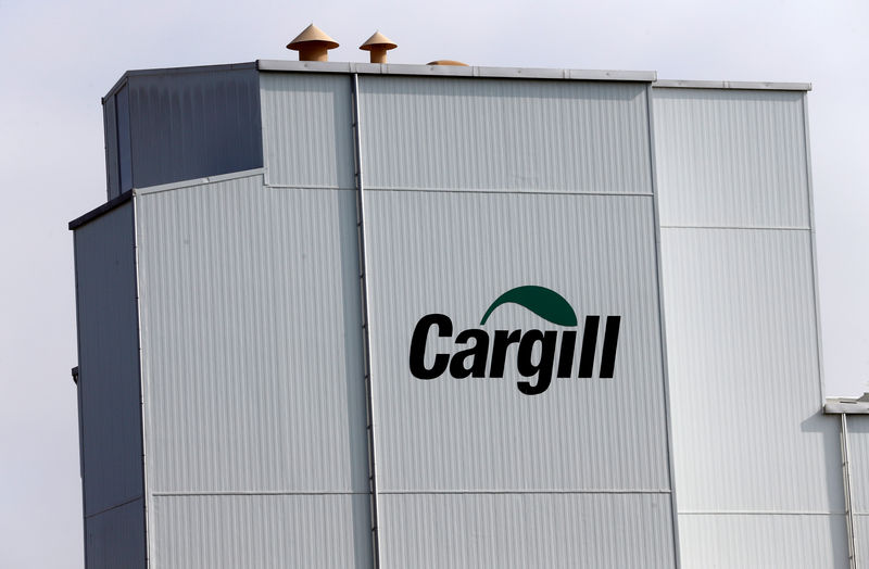 © Reuters. FILE PHOTO:  A Cargill logo is pictured on the Provimi Kliba and Protector animal nutrition factory in Lucens