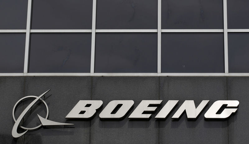 © Reuters. FILE PHOTO: Boeing logo at their headquarters in Chicago