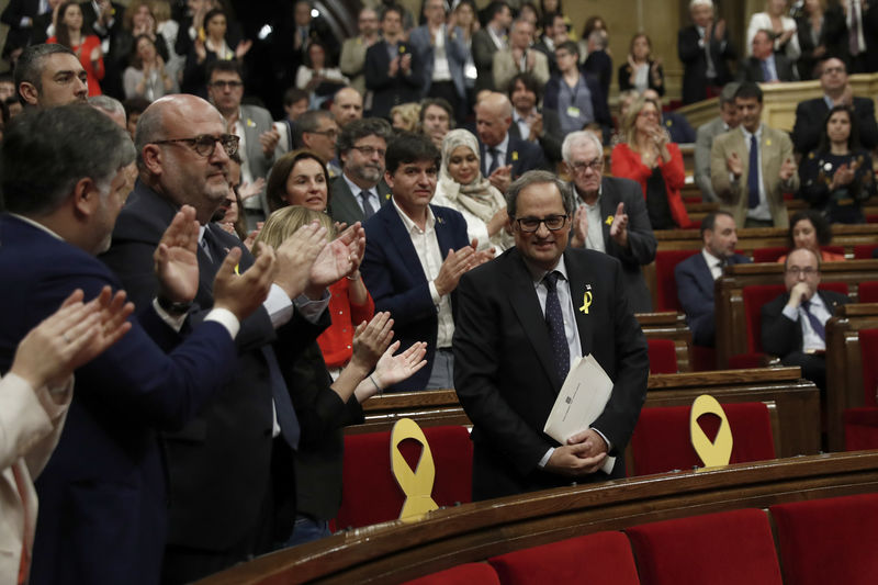 © Reuters. El Parlament reta al líder independentista Torra a convocar elecciones en Cataluña
