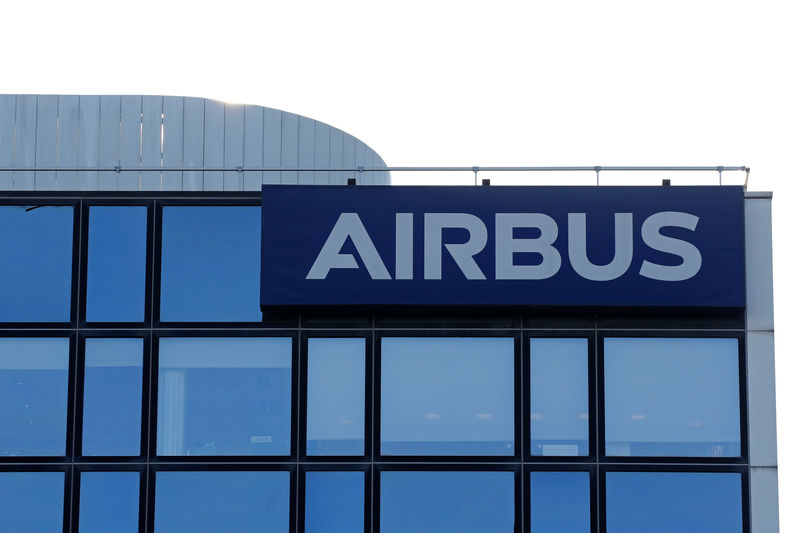 © Reuters. FILE PHOTO:  The Airbus logo is pictured at Airbus headquarters in Blagnac near Toulouse