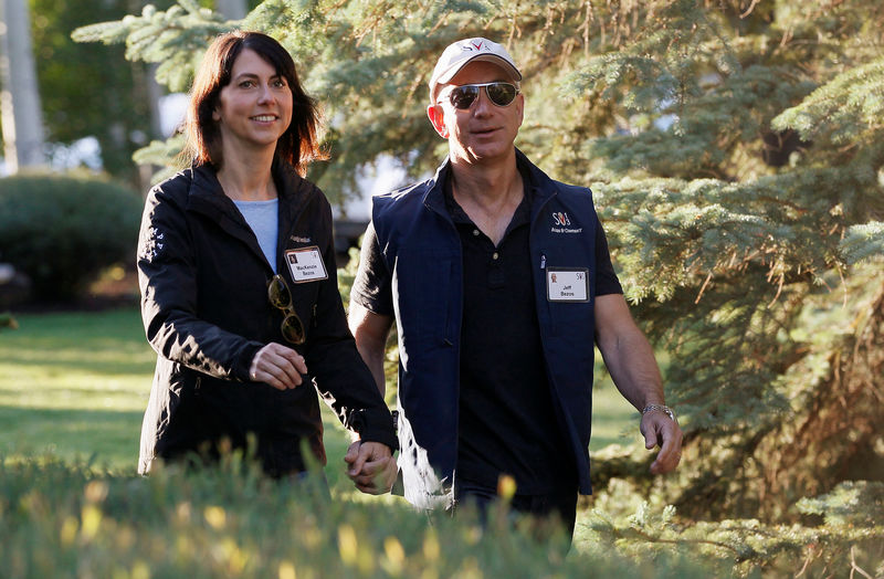 © Reuters. FILE PHOTO: Amazon CEO Jeff Bezos and MacKenzie Bezos arrive at the annual Allen and Co. conference at the Sun Valley