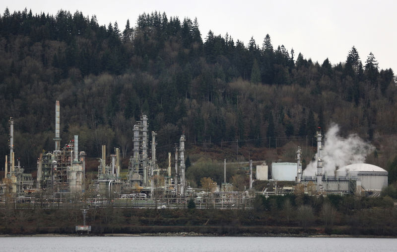 © Reuters. FILE PHOTO: A Chevron refinery is seen on Burrard Inlet in Burnaby