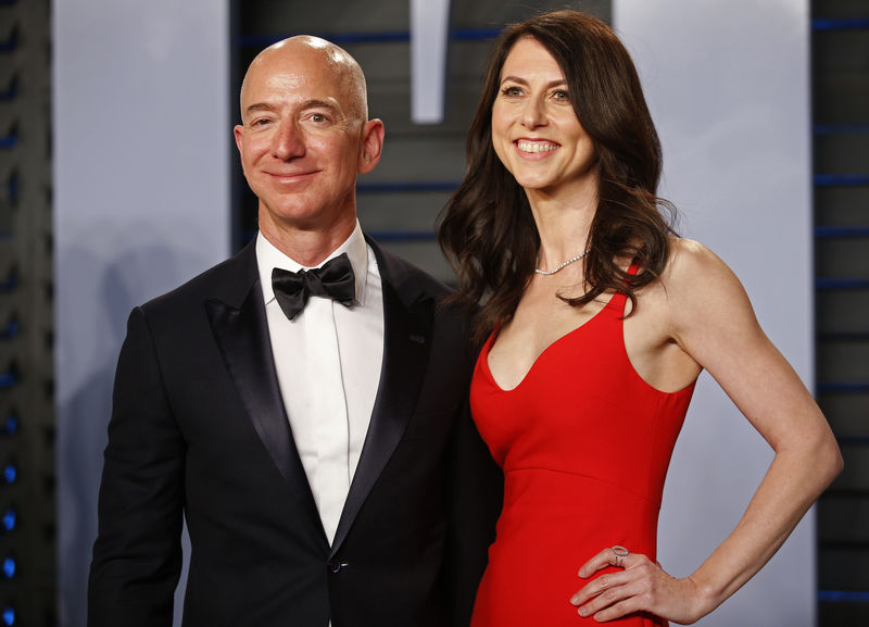 © Reuters. O presidente-executivo da Amazon, Jeff Bezos, e sua ex-mulher, MacKenzie Bezos