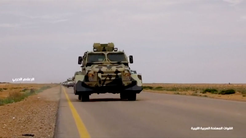 © Reuters. ساكن: قوات متحالفة مع قوات شرق ليبيا تسيطر على نقطة تفتيش إلى الغرب من طرابلس