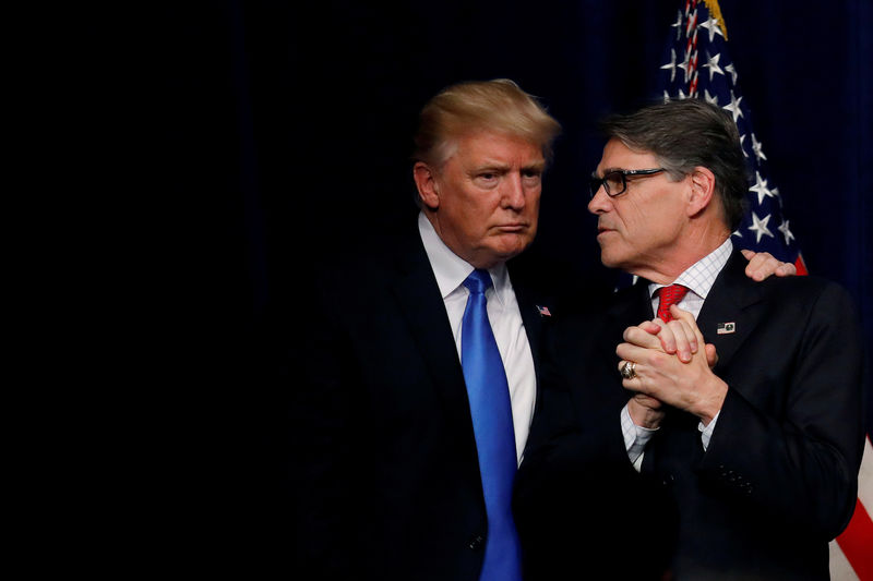 © Reuters. FILE PHOTO: U.S. President Donald Trump talks with Energy Secretary Rick Perry after delivering remarks during an "Unleashing American Energy" event at the Department of Energy in Washington
