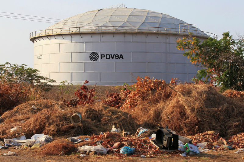 © Reuters. FILE PHOTO: The corporate logo of state oil company PDVSA is seen on a tank at an oil facility in Lagunillas