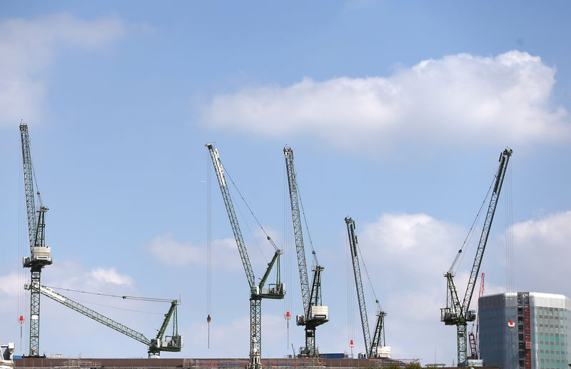 © Reuters. FILE PHOTO: Cranes line the London skyline on construction sites in London