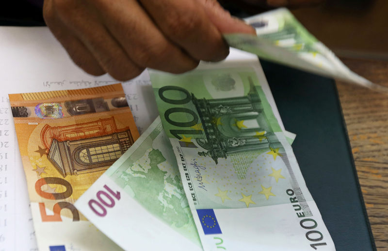 © Reuters. FILE PHOTO: An employee counts Euro bills at a money exchange office in central Cairo