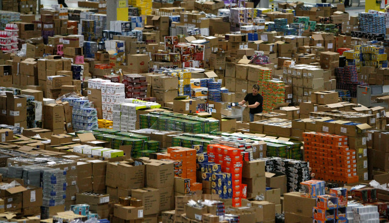 © Reuters. FILE PHOTO: A worker sorts packages at the Amazon warehouse in Leipzig