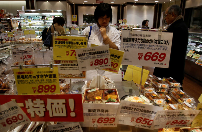 © Reuters. FILE PHOTO: Shopper looks at food at a supermarket in Tokyo