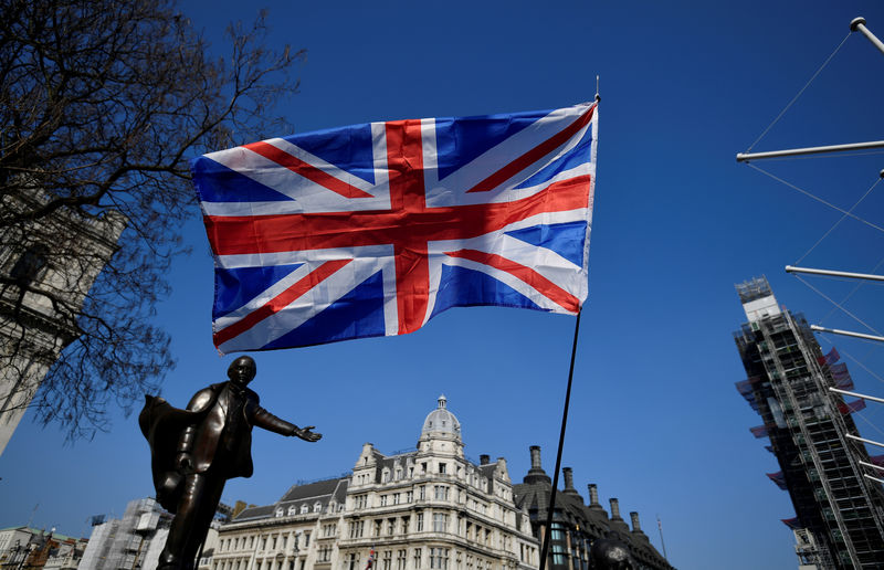 © Reuters. FILE PHOTO: Pro-Brexit protesters take part in the March to Leave demonstration in London