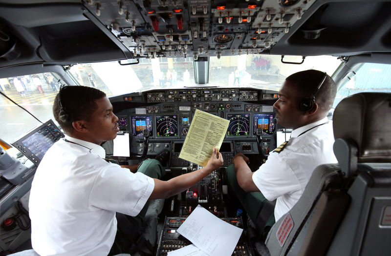 © Reuters. Foto de archivo. Pilotos sentados en la cabina mientras se preparan para un vuelo de Ethipian Airlines en el Aeropuerto Internacional en Adís Abeba, Etiopía.