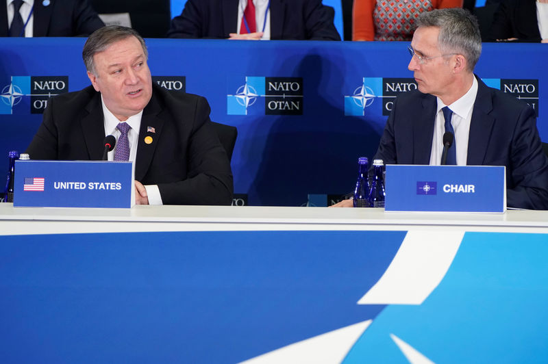 © Reuters. El secretario de Estado de Estados Unidos, Mike Pompeo, sentado al lado del secretario general de la OTAN, durante una reunión de ministros de relaciones exteriores de la Organización del Tratado del Atlántico Norte en Washington