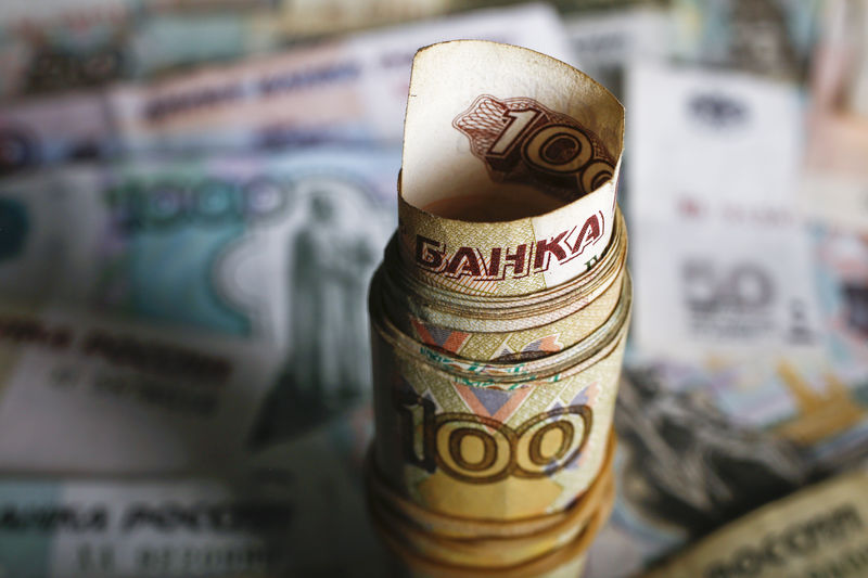 Рубль перед статистикой США пытается расти на фоне снижения интервенций