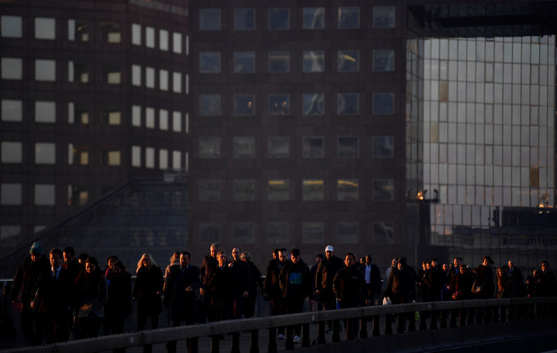 © Reuters. Workers cross London Bridge during the morning rush hour in the city of London, Britain