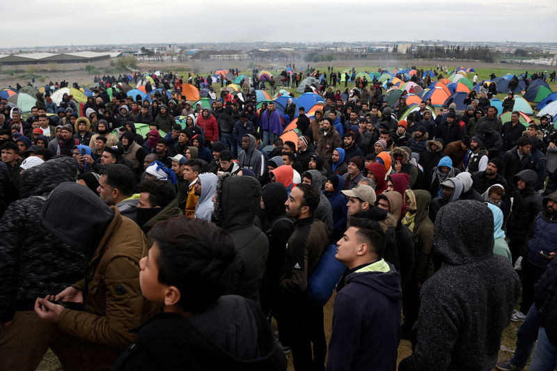 © Reuters. وزير يوناني يحث مهاجرين على ترك الحدود والعودة لمراكز الإيواء