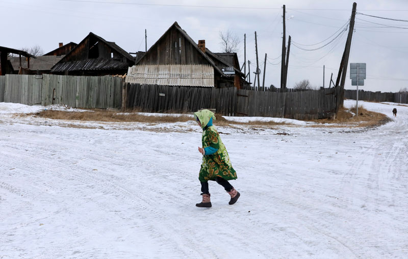 © Reuters. Los hijos de víctimas y carceleros de Stalin entierran los fantasmas del pasado en un pueblo siberiano