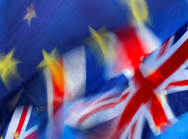 © Reuters. Bandeiras do Reino Unido e da União Europeia durante manifestação em Londres