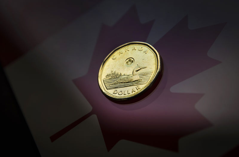 © Reuters. FILE PHOTO:  A Canadian dollar coin, commonly known as the "Loonie", is pictured in this illustration picture taken in Toronto