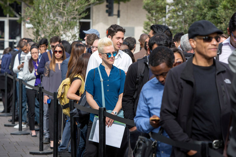 © Reuters. Pessoas buscam empregos em feira em Los Angeles, na Califórnia