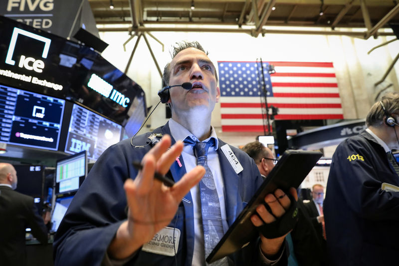 © Reuters. FILE PHOTO:  Traders work on the floor at the NYSE in New York