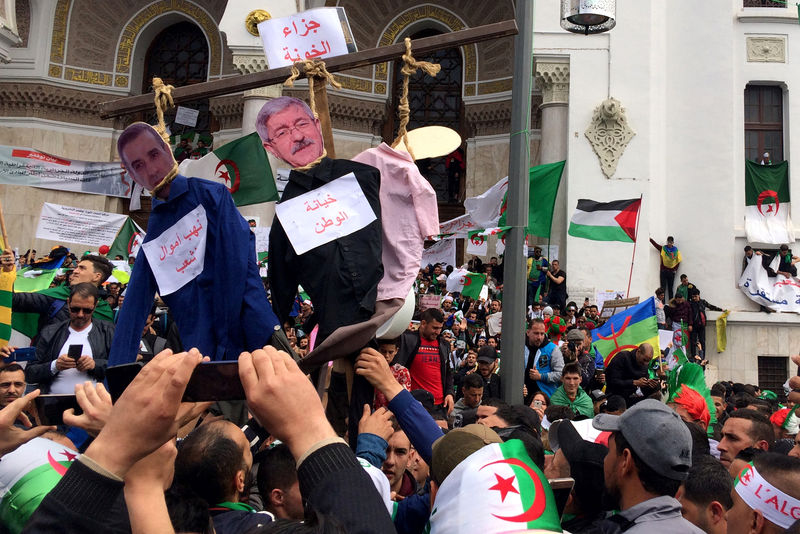 © Reuters. عودة المحتجين إلى شوارع الجزائر بعد إقالة رئيس المخابرات