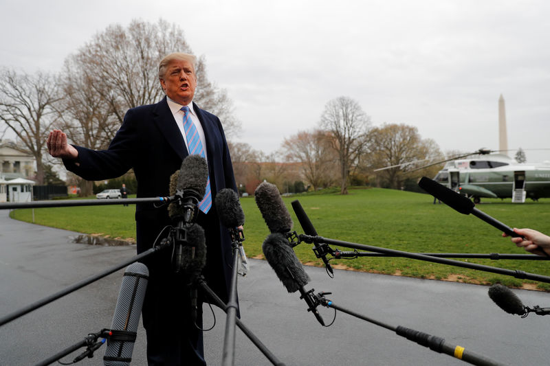 © Reuters. U.S. President Trump departs on travel to the U.S. Southern border from the White House in Washington