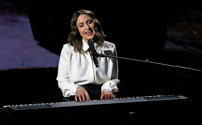 © Reuters. Foto de archivo. La cantante Sara Bareilles, durante un evento especial de Apple en el Teatro Steve Jobs en Cupertino, California, EEUU.