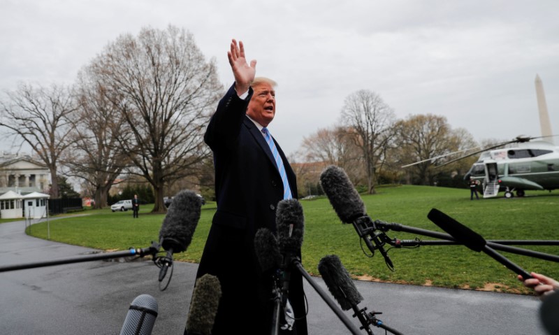 © Reuters. O presidente dos Estados Unidos, Donald Trump, fala com repórteres antes de deixar a Casa Branca, em Washington