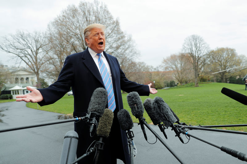 © Reuters. U.S. President Trump departs on travel to the U.S. Southern border from the White House in Washington