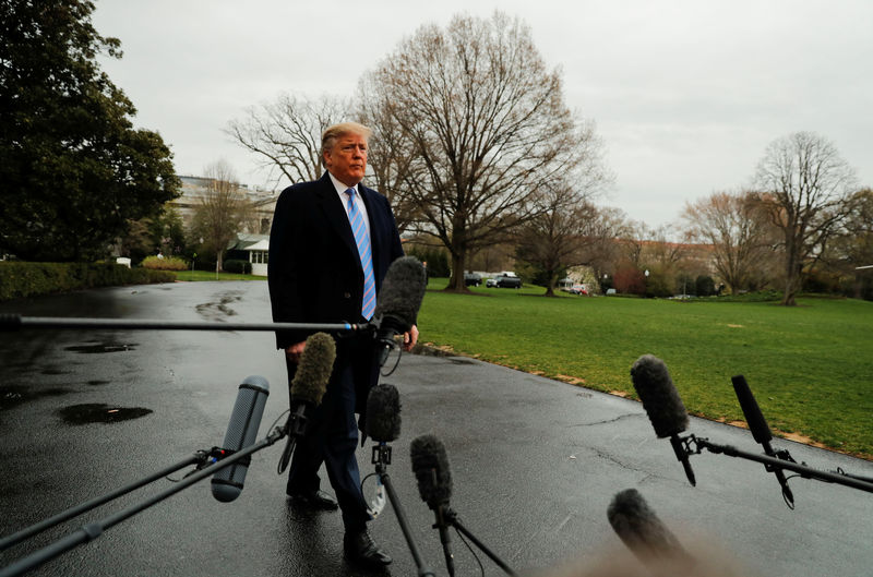 © Reuters. U.S. President Trump talks to reporters departing on travel to the U.S. Southern border from the White House in Washington