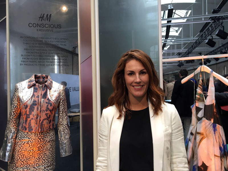 © Reuters. Anna Gedda, H&M Head Of Sustainability looks at the collection of clothes made from environmentally friendly materials at a conference in Berlin
