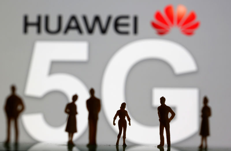 © Reuters. Bonecos sobrepostos a painel com logo da Huawei e rede 5G