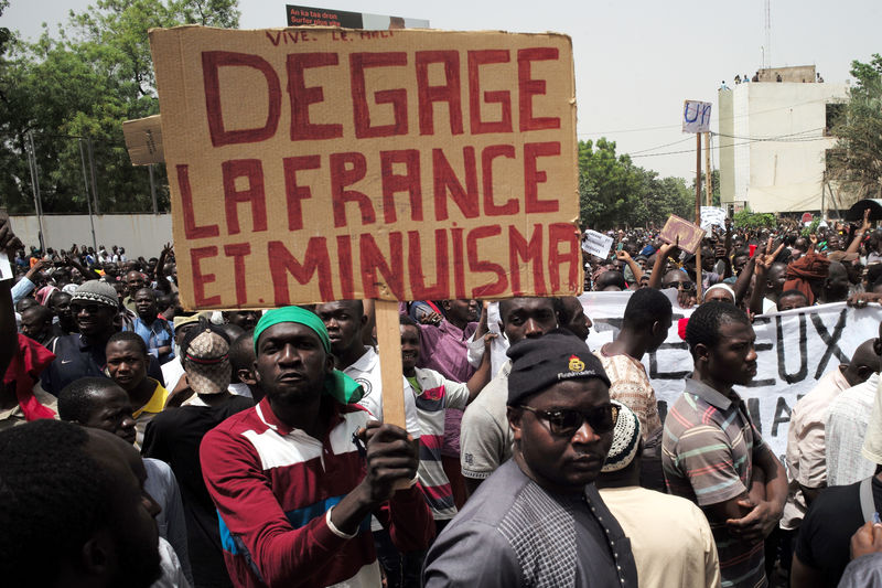 © Reuters. آلاف يحتجون في مالي ضد العنف العرقي