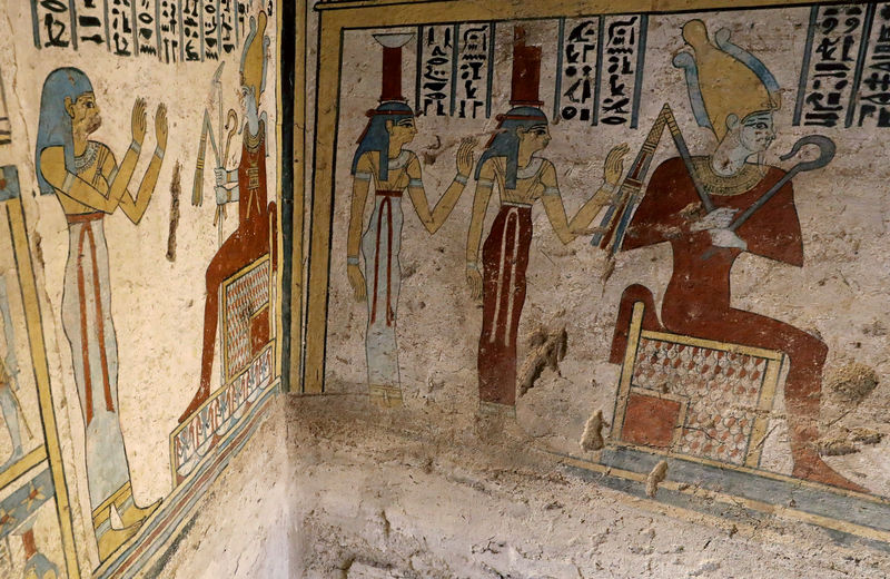 © Reuters. الكشف عن مقبرة من العصر البطلمي بحالة جيدة في مصر