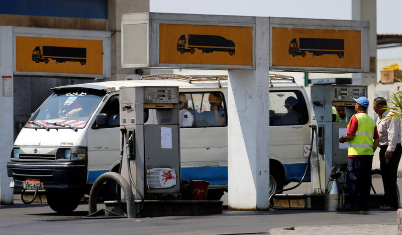 © Reuters. A microbus is filled up with fuel by an employe at a petrol station in Cairo