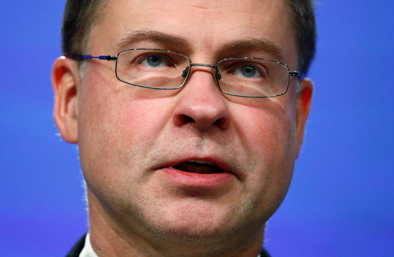 © Reuters. FILE PHOTO: EU Commission Vice-President Dombrovskis addresses a news conference in Brussels