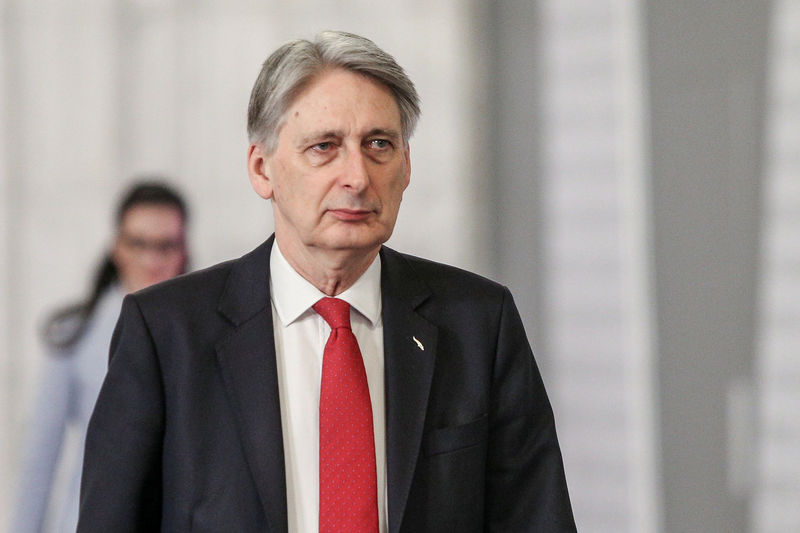 © Reuters. El ministro de Finanzas británico, Philip Hammond, a su llegada a una reunión de ministros de la Unión Europea en Bucarest.