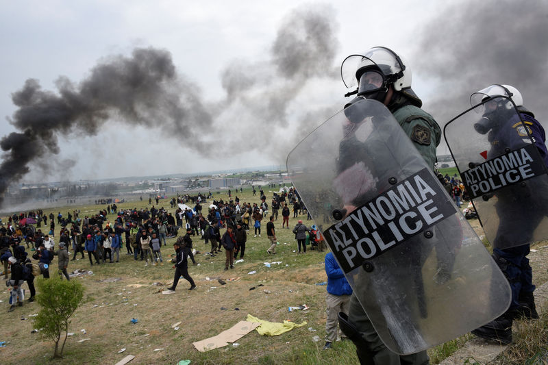 © Reuters. شرطة اليونان تشتبك مع مهاجرين حاولوا الوصول لطريق يؤدي إلى الحدود
