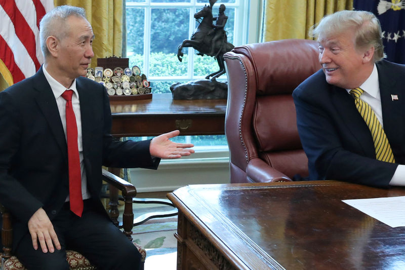 © Reuters. El presidente de Estados Unidos, Donald Trump, recibe al viceprimer ministro de China, Liu He, en el Salón Oval de la Casa Blanca. Abril 4, 2019. REUTERS/Jonathan Ernst