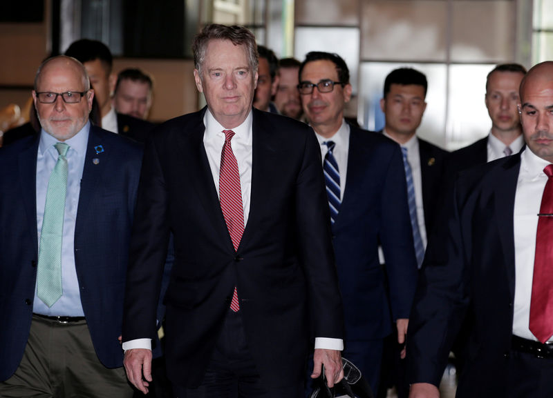 © Reuters. FILE PHOTO: Members of the U.S. trade delegation Robert Lighthizer and Steven Mnuchin arrive at a hotel in Beijing